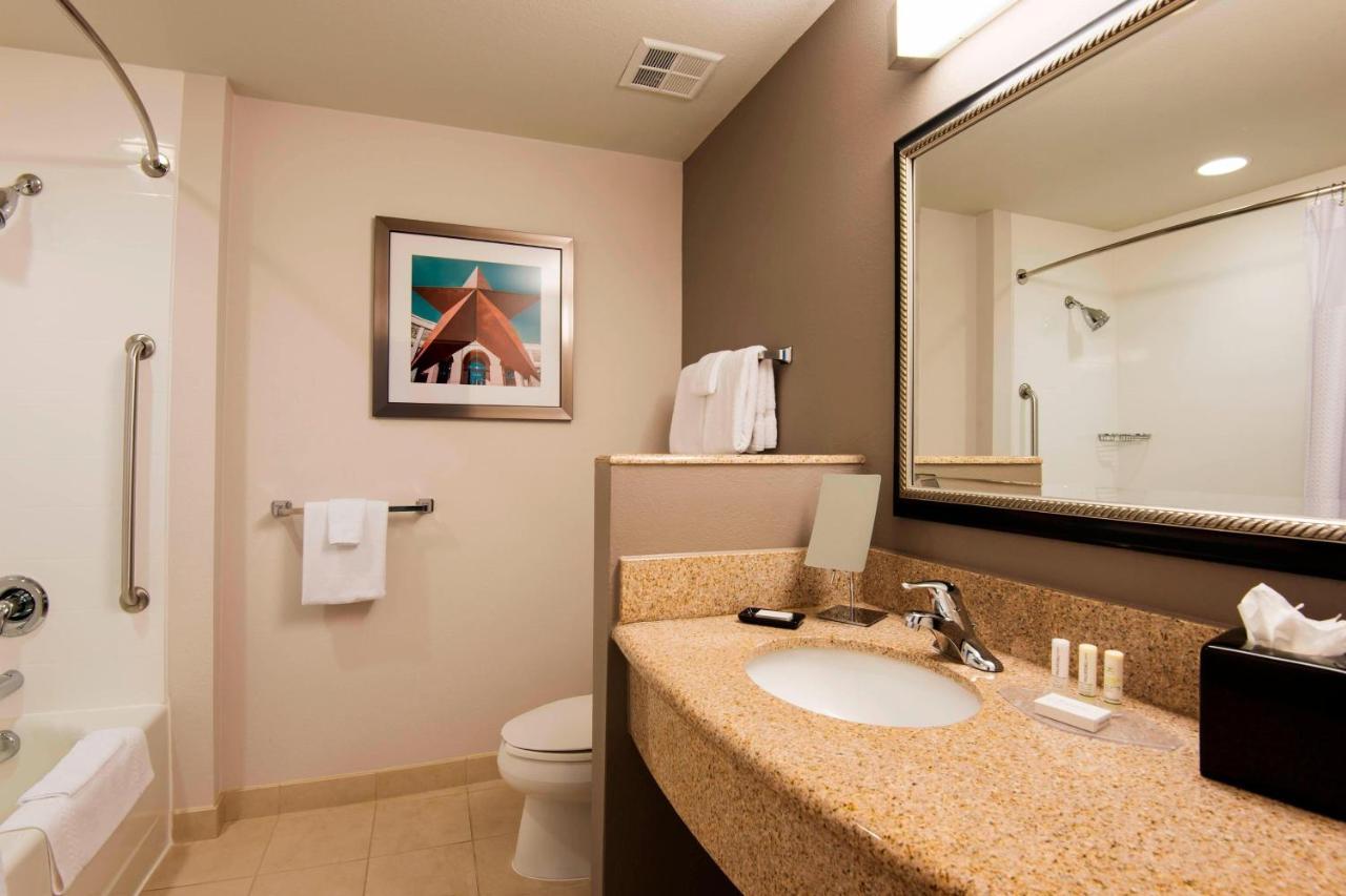 Courtyard By Marriott San Antonio North Stone Oak At Legacy Hotel Екстериор снимка